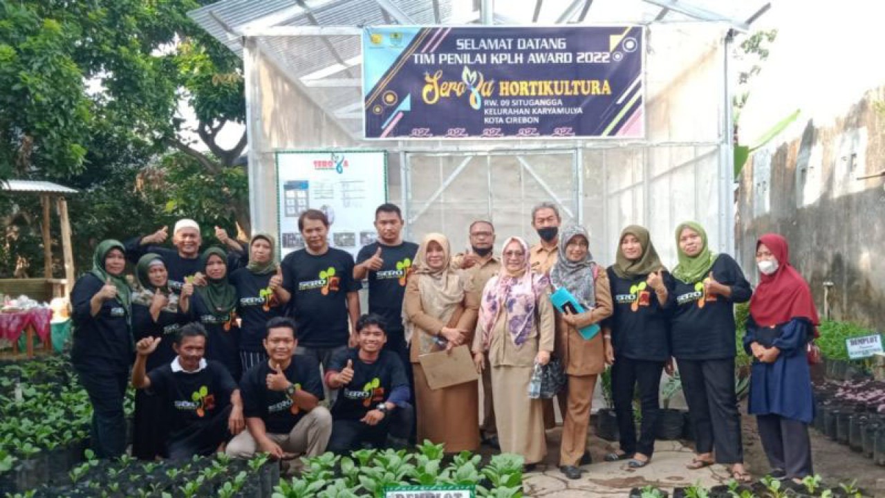 Sejumlah masyarakat menanam berbagai komoditas untuk menjaga ketahanan pangan tingkat keluarga di Kota Cirebon, Jawa Barat, Jumat (6/10/2023). (ANTARA/Fathnur Rohman)