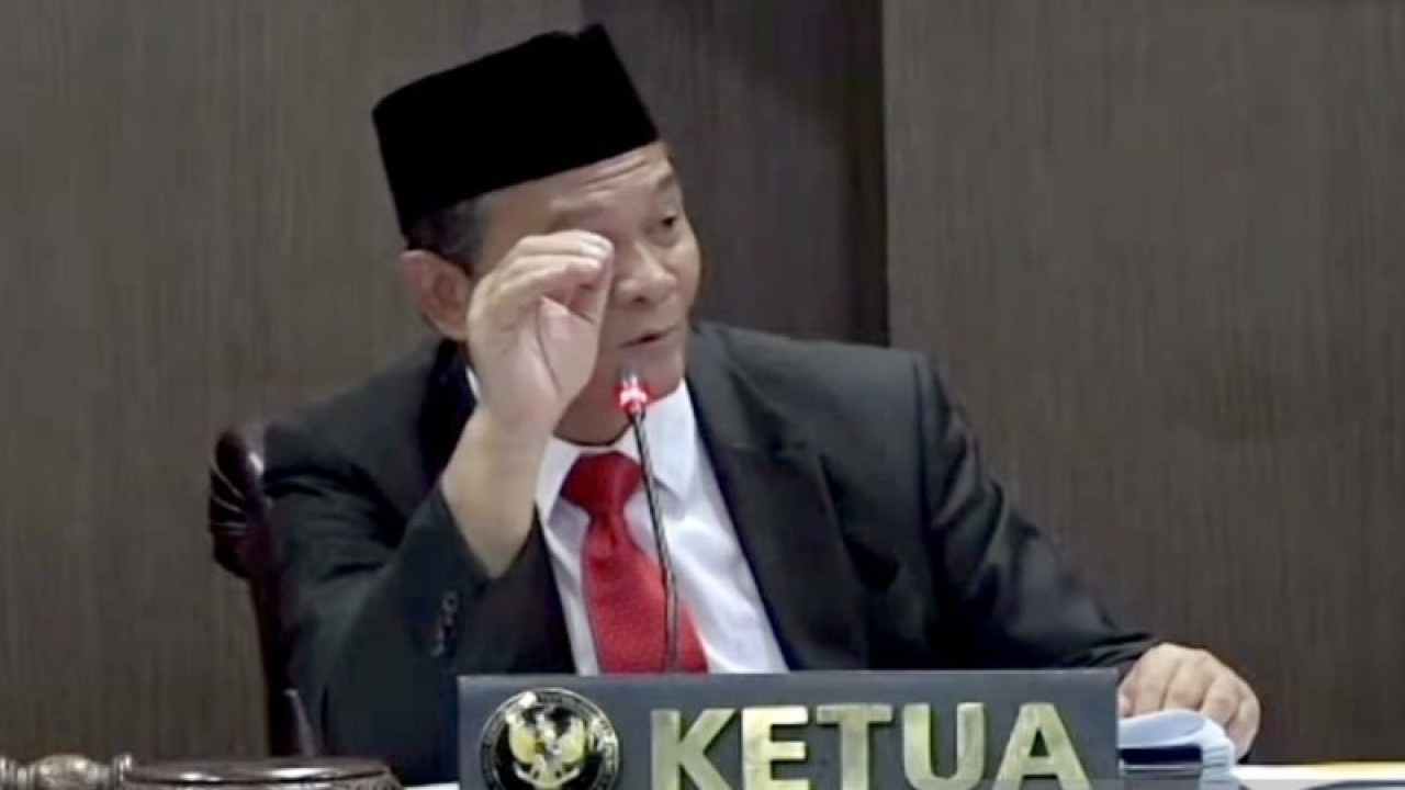Tangkapan layar Ketua DKPP RI Heddy Lugito memimpin sidang dugaan pelanggaran etik terhadap ketua dan anggota Bawaslu RI di Jakarta, Senin (16/10/2023) sebagaimana disiarkan akun YouTube DKPP RI. ANTARA/Genta Tenri Mawangi.