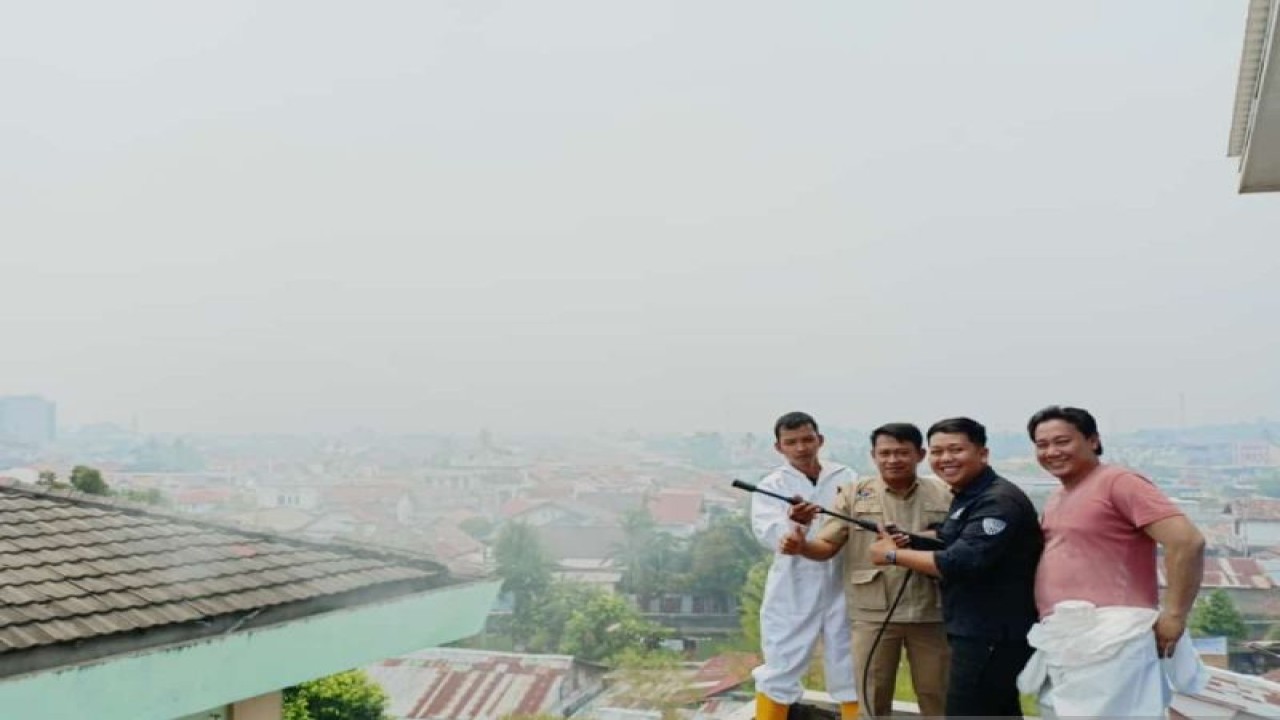 DLHP Sumsel lakukan penyemprotan ekoenzim untuk mengatasi ISPU, Senin (30/10/2023). (ANTARA/M Imam Pramana)