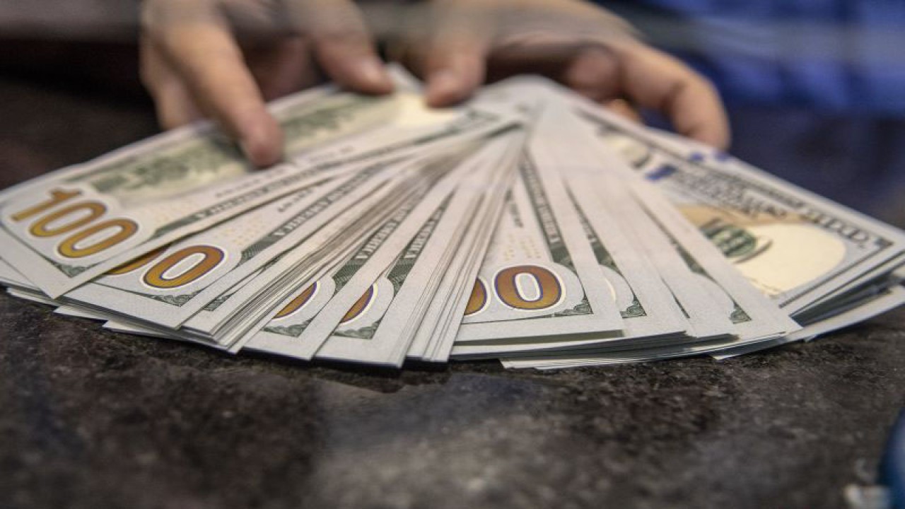 Petugas menunjukkan uang pecahan dolar AS di gerai penukaran mata uang asing VIP (Valuta Inti Prima) Money Changer, Jakarta, Selasa (4/10/2022). ANTARA FOTO/Muhammad Adimaja/aww.