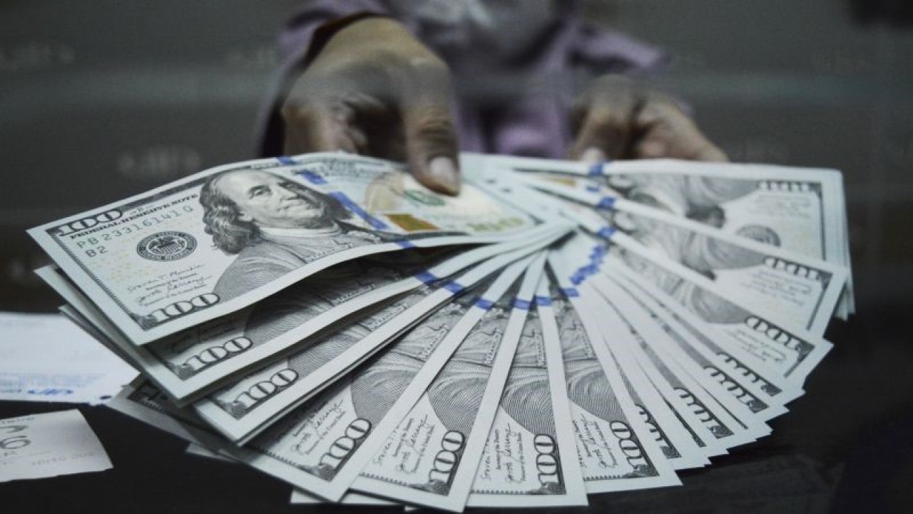 Petugas menunjukkan uang dolar AS di salah satu gerai penukaran uang asing di Jakarta, Selasa (10/10/2023). ANTARA FOTO/Bagus Ahmad Rizaldi/sgd/YU