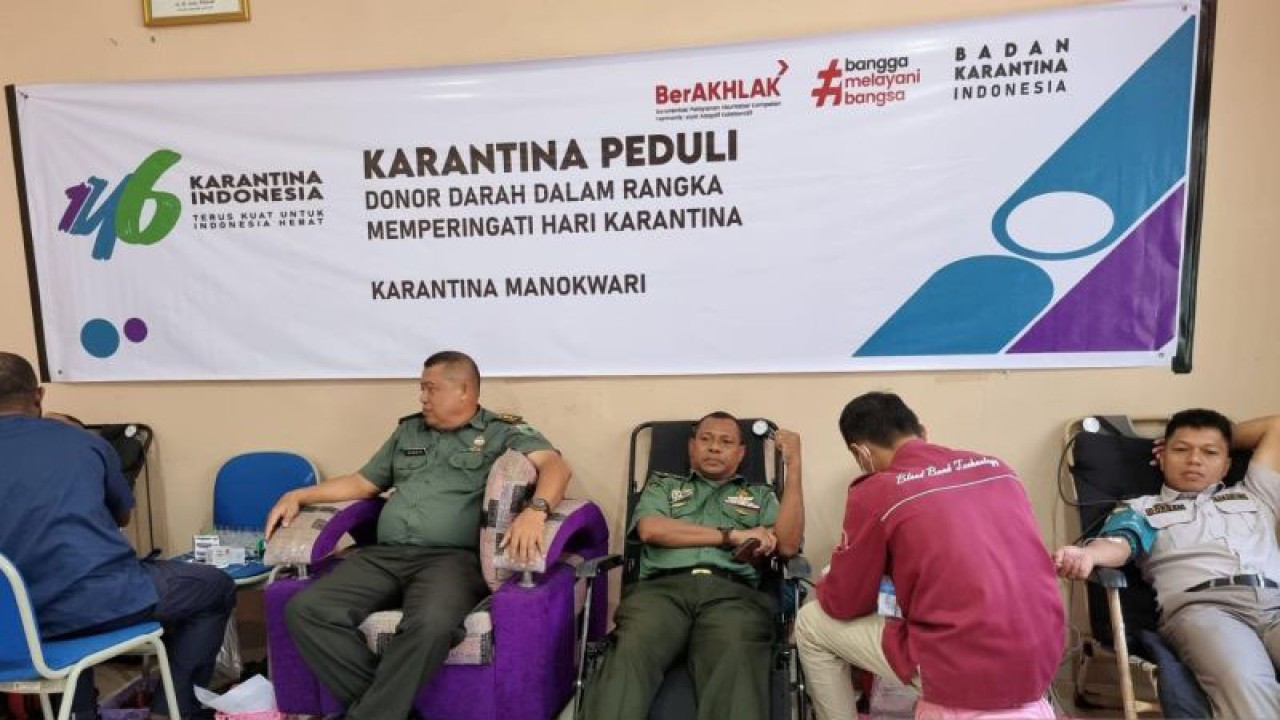 Stasiun Karantina Pertanian Kelas II Manokwari menggelar donor darah memperingati 146 Hari Bakti Karantina Indonesia di Manokwari, Senin. (ANTARA/Fransiskus Salu Weking)