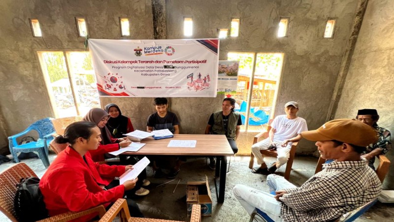 Suasana Focus Group Discussion (FGD) dan Participatory Mapping bersama dosen dan mahasiwa Fakultas Pertanian Unhas serta petani dalam program bina desa digitalisasi data desa di Desa Sunggumanai, Kecamatan Pattalassang, Kabupaten Gowa, Sulawesi Selatan. ANTARA/HO-Dokumentasi Fakultas Pertanian Unhas.