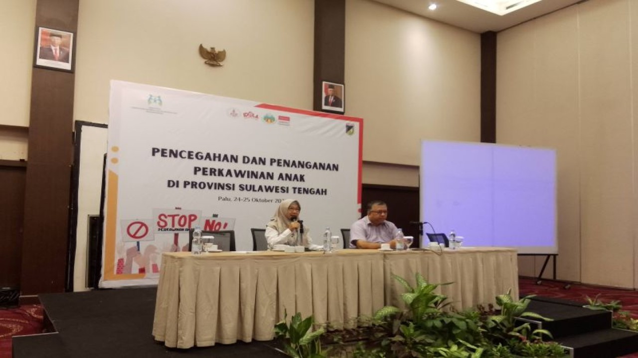 Kepala Bidang Informasi, Data dan Gender DP3A Sulteng Sukarti menutup giat pencegahan dan penanganan perkawinan anak di Kota Palu, Rabu (25/10/2023). (ANTARA/Nur Amalia Amir)