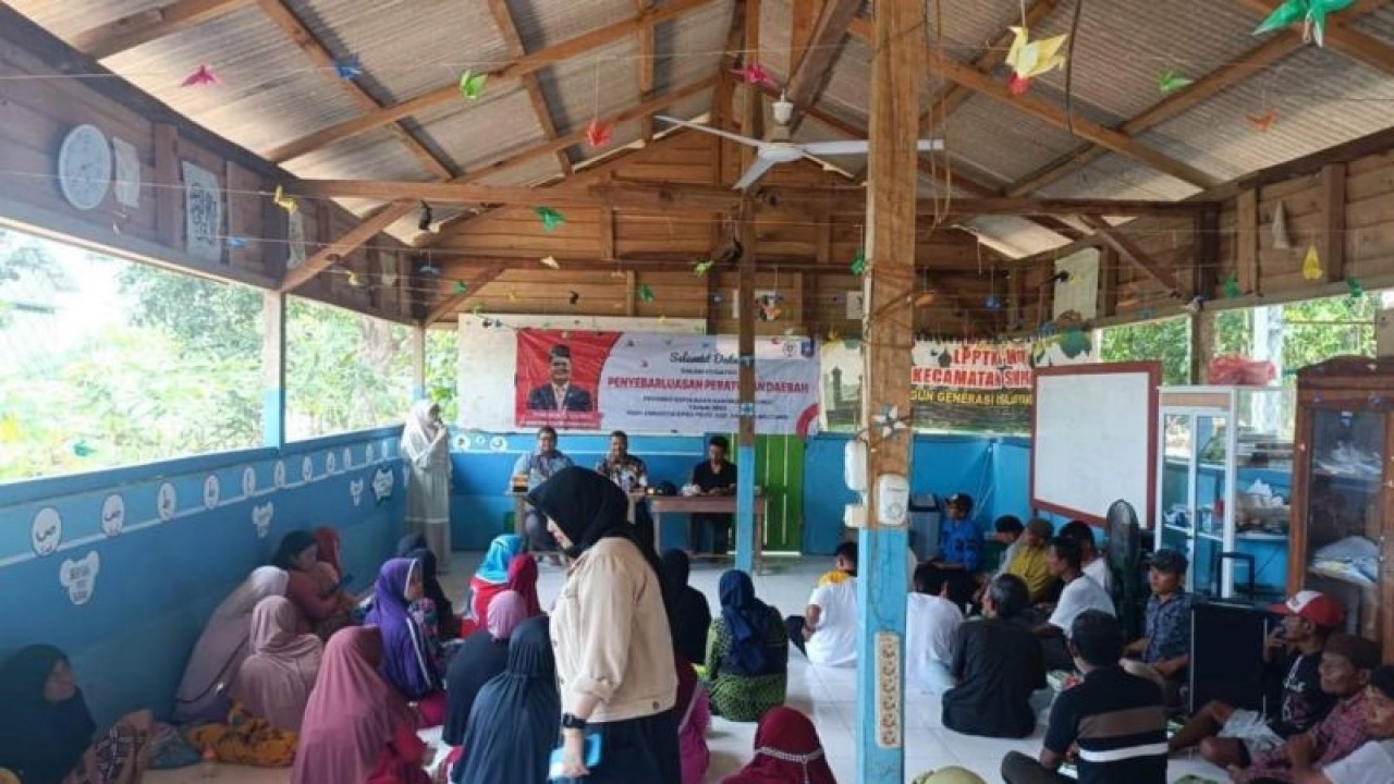 Anggota DPRD Provinsi Babel Toni Mukti melakukan sosialisasi Perda Pengembangan Ekonomi Kreatif di Desa Serdang Jelutung, Kabupaten Bangka Selatan. (ANTARA/ Elza Elvia)