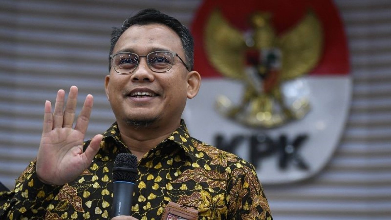 Ilustrasi - Juru Bicara KPK Ali Fikri menyampaikan keterangan kepada wartawan terkait hasil penggeledahan terhadap rumah dinas Menteri Pertanian Syahrul Yasin Limpo di Gedung Merah Putih, Jakarta, Jumat (29/9/2023). ANTARA FOTO/Aditya Pradana Putra/rwa/aa. (ANTARA/Aditya Pradana Putra)