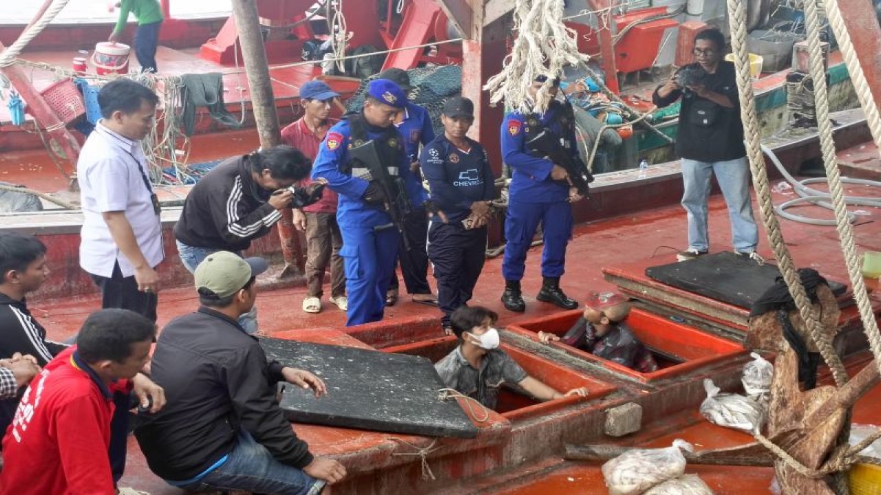 Dua kapal ikan asing berbendera Vietnam yang ditangkap Baharkam Polri dan dibawa ke Batam, Rabu (25/10). (ANTARA/Yude)