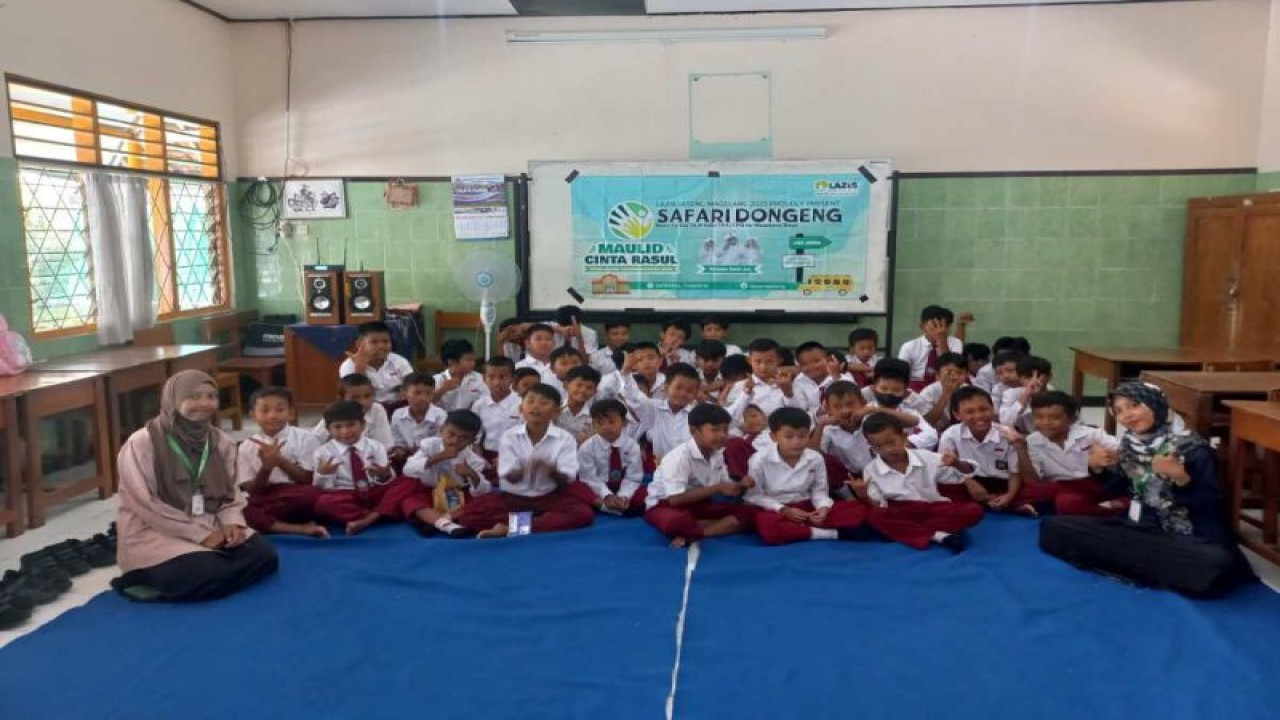 Dua mahasiswa Untidar saat mengikuti program kampus mengajar di salah satu SD. ANTARA/HO-Untidar Magelang.
