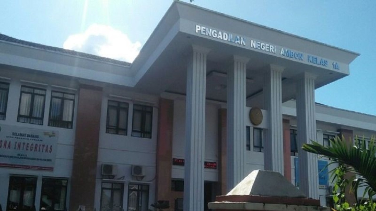 Majelis hakim PN Ambon menggelar sidang perdana kasus dugaan kekerasan seksual yang dilakukan dua oknum polisi terhadap seorang perempuang. (4/10) (ANTARA/daniel/)