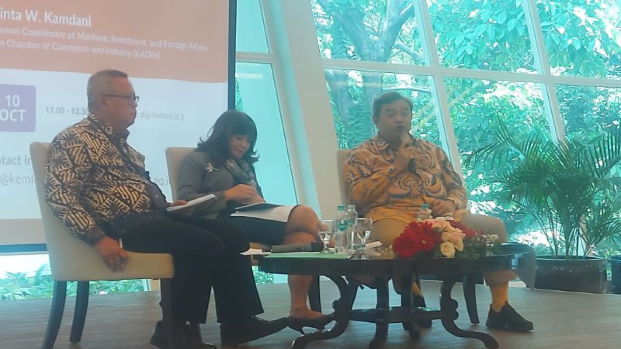 Direktur Jenderal Amerika dan Eropa, Duta Besar Umar Hadi berbicara dalam Media Gathering Indonesia-Europe Business Forum di Kemlu RI, Jakarta, Selasa (10/10/2023). (ANTARA/Katriana)