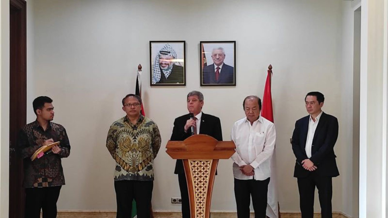 Duta Besar Palestina untuk Indonesia Zuhair Al-Shun (tengah) menyampaikan pidato di Kedutaan Besar Palestina di Jakarta, Kamis (26/10/2023). (ANTARA/Asri Mayang Sari)
