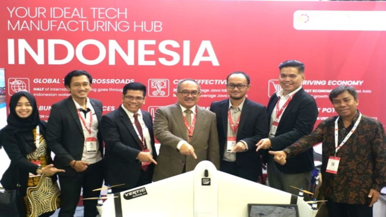 Duta Besar Republik Indonesia untuk Singapura, Suryo Pratomo (tengah) didampingi Sekretaris Direktorat Jenderal Industri Logam, Mesin, Alat Transportasi, dan Elektronika (ILMATE) Kementerian Perindustrian, Yan Sibarang Tandiele (kanan) serta Sekretaris Ditjen Ketahanan, Perwilayahan dan Akses Industri Internasional (KPAII) Kemenperin, Jonni Afrizon (ketiga kiri) berfoto bersama sambil menunjuk drone buatan industri dalam negeri yang tampil pada ajang Industrial Transformation Asia Pacific (ITAP) ke-6 di Singapore Expo pada 18-20 Oktober 2023. ANTARA/HO-Kementerian Perindustrian.
