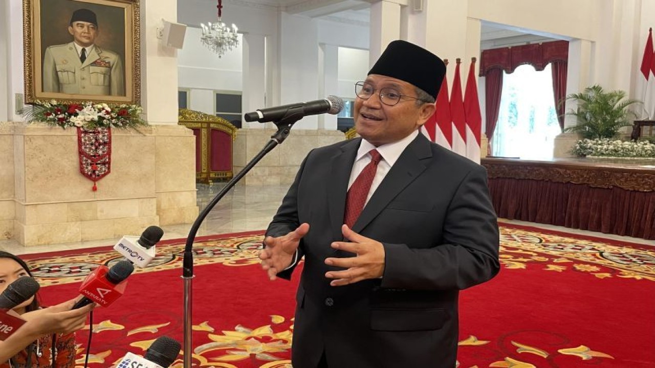 Duta Besar RI untuk Argentina, Uruguay, dan Paraguay Sulaiman menyampaikan keterangan pers usai dilantik oleh Presiden Joko Widodo di Istana Negara, Jakarta, pada Rabu (25/10/2023). (ANTARA/Yashinta Difa)