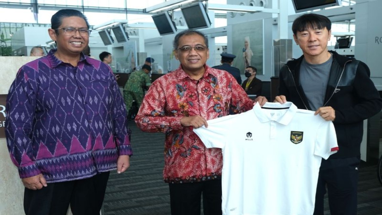 Duta Besar RI untuk Brunei Darussalam Achmad Ubaedillah pada Rabu (17/10/2023) melepas kepulangan Timnas Sepak Bola Indonesia ke Tanah Air di Bandara Bandar Seri Begawan. (ANTARA/HO-KBRI Bandar Seri Begawan)