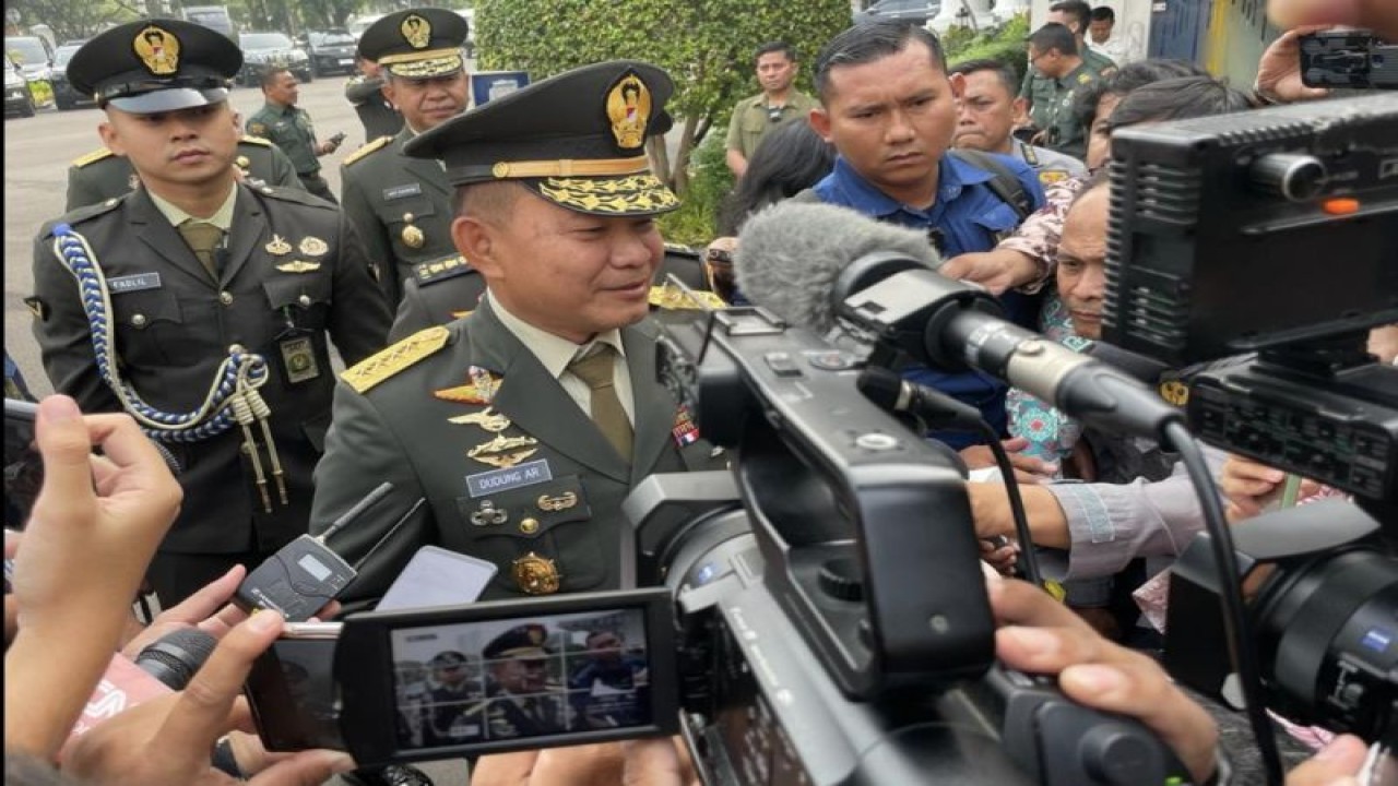 Kepala Staf Angkatan Darat (KSAD) Jenderal TNI Dudung Abdurachman saat menyampaikan keterangan kepada wartawan jelang agenda pelantikan pejabat di Istana Merdeka Jakarta, Rabu (25/10/2023). (ANTARA/Yashinta Difa)