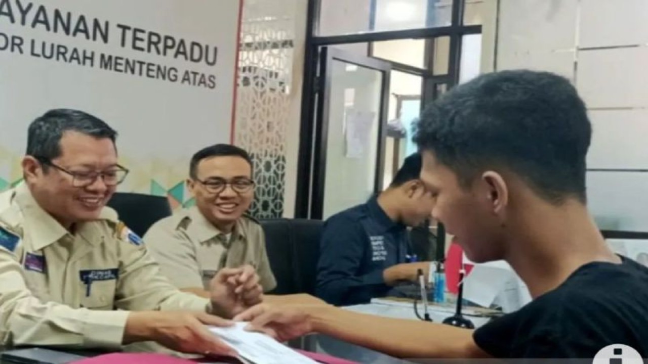 Kepala Dinas Kependudukan dan Pencatatan Sipil (Dukcapil) Provinsi DKI Jakarta Budi Awaluddin turun langsung dalam pelayanan administrasi kependudukan (adminduk) di Kelurahan Menteng Atas, Kecamatan Setiabudi, Jakarta Selatan, Senin (7/8/2023). ANTARA/HO-Dinas Dukcapil DKI Jakarta/aa