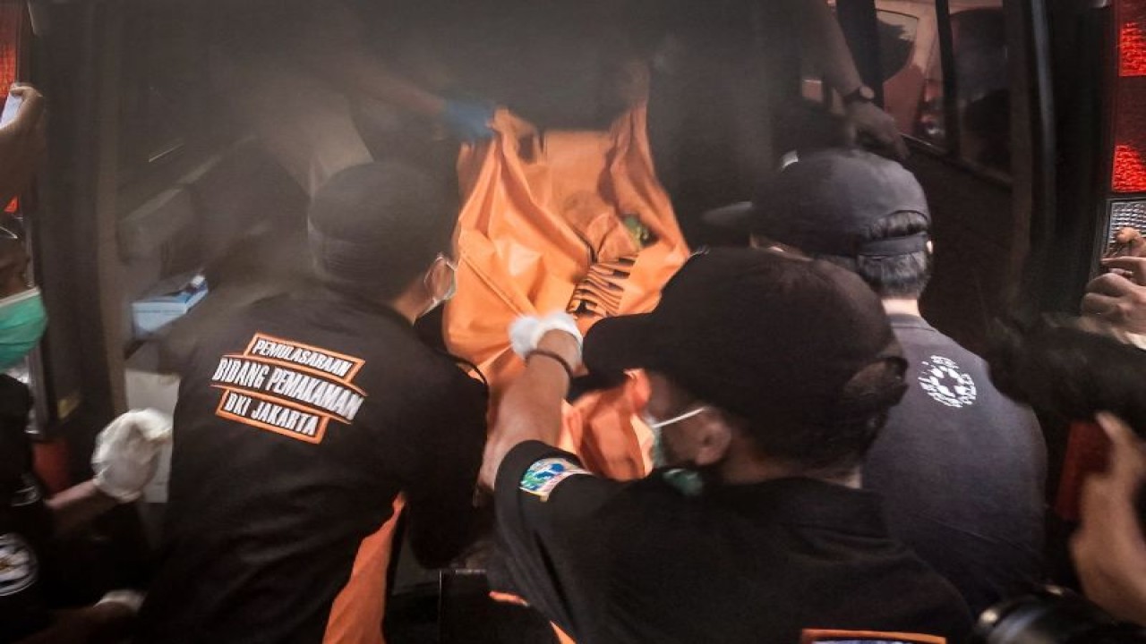 Tim Disaster Victim Identification (DVI) Polri mengevakuasi jenazah korban dari ledakan di proyek rumah yang berlokasi di Jalan Prahu No 2, RT. 07/02, Kelurahan Guntur, Kecamatan Setiabudi, Jakarta Selatan, Rabu (18/10/20223). ANTARA/Erlangga Bregas Prakoso