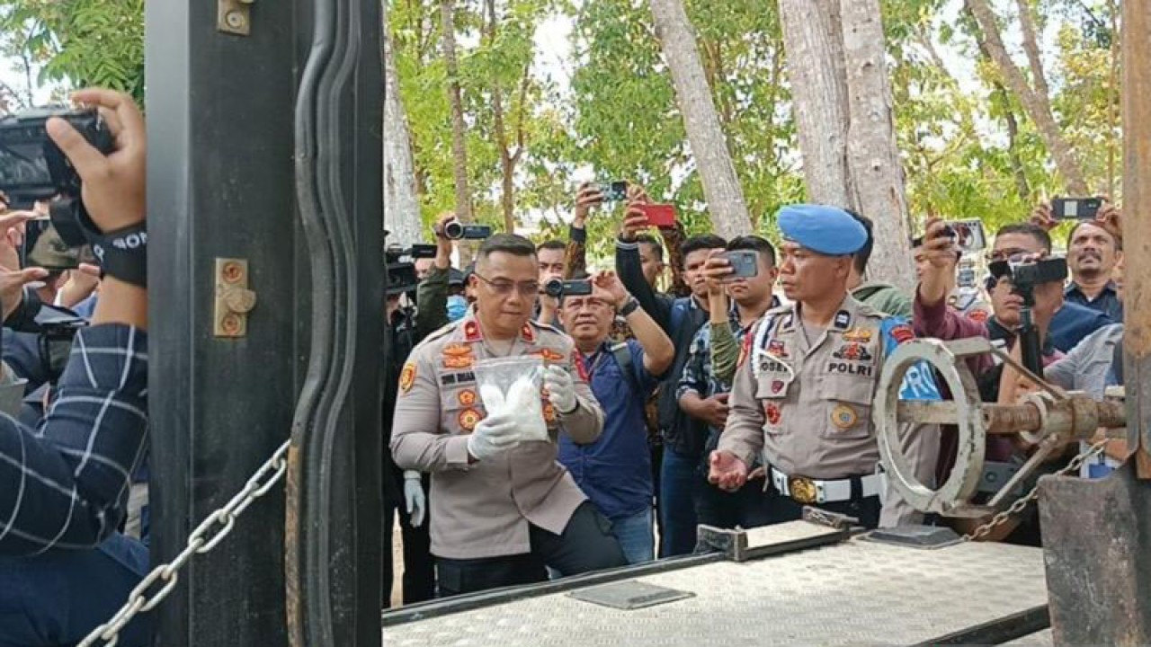 Wakil Kepala Polda Sultra Brigjen Pol Dwi Iriyanto saat melakukan pemusnahan barang bukti narkoba di Kendari, Selasa (10/10/2023). (Antara/La Ode Muh Deden Saputra)