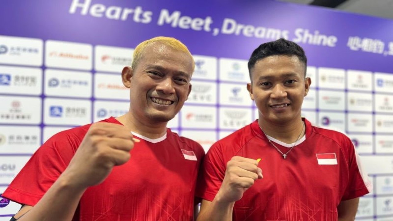 Pasangan ganda putra SL3-SL4 Indonesia Dwiyoko/Fredy Setiawan berpose usai melakukan sesi wawancara singkat dengan wartawan di Binjiang Gymnasium, China, Jumat (27/10/2023). (ANTARA/Arnidhya Nur Zhafira)