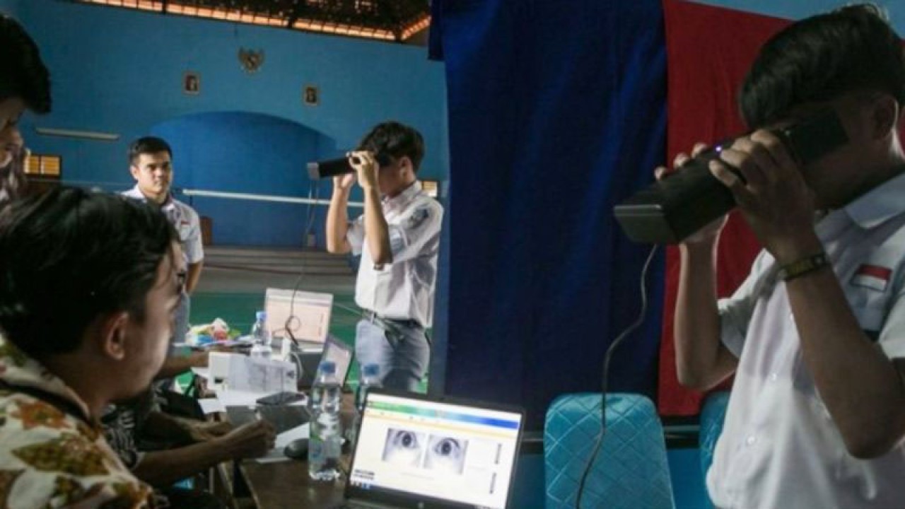 Ilustrasi - Perekaman data e-KTP. (ANTARA/Mohammad Ayudha/dok)