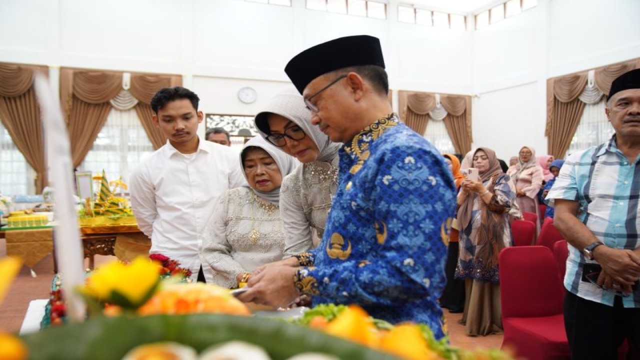Wali Kota Pontianak Edi Rusdi Kamtono memotong tumpeng pada syukuran ulang tahunnya ke-60. (ANTARA/Prokopimda PTK)