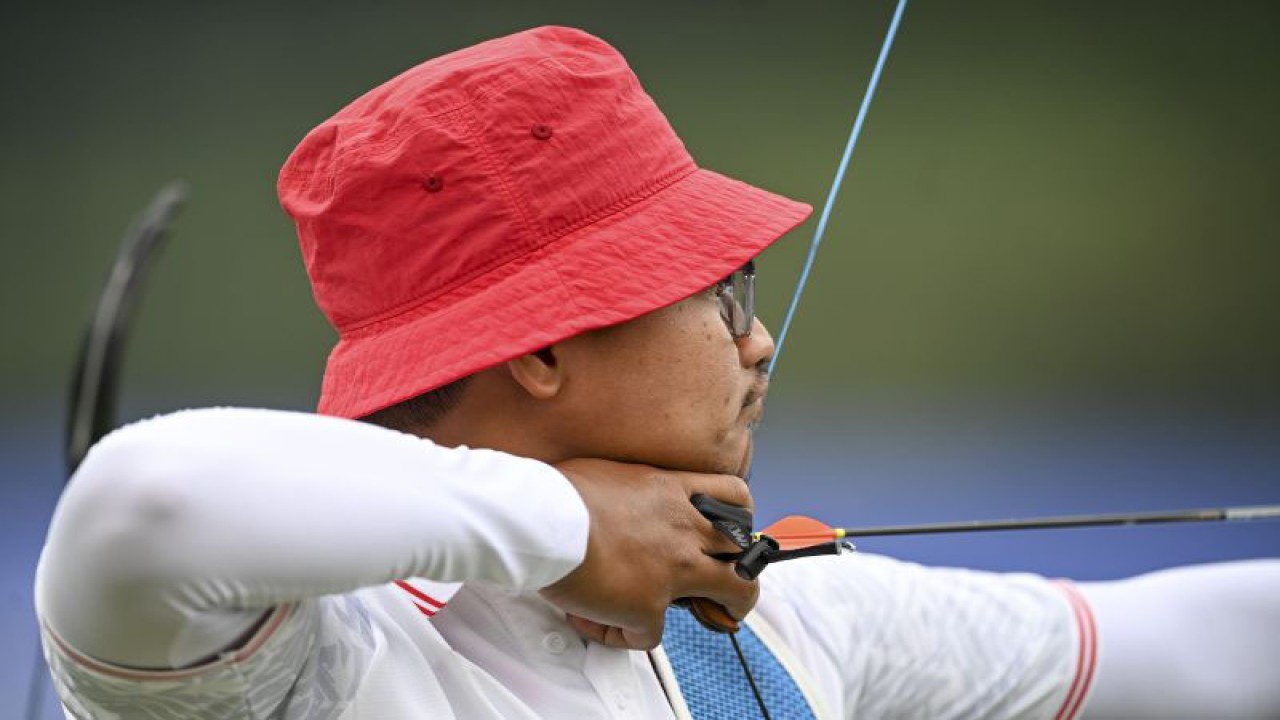 Pemanah Indonesia Riau Ega Salsabila membidik target saat babak kualifikasi recurve putra Asian Games 2022 di Fuyang Yinhu Sports Centre, Hangzhou, China, Minggu (1/10/2023). ANTARA FOTO/Hafidz Mubarak A/YU