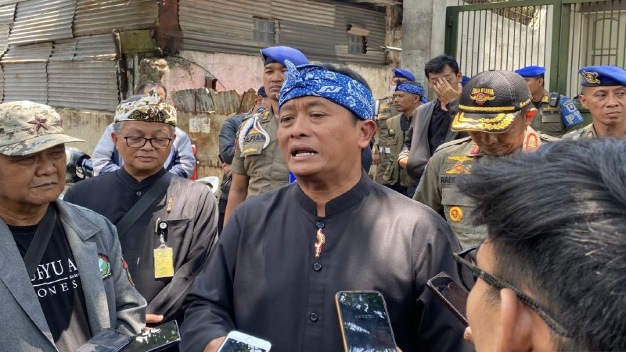 Sekretaris Daerah Kota Bandung Ema Sumarna saat memberikan keterangan di Bandung, Jawa Barat, Kamis (19/10/2023). (ANTARA/Rubby Jovan)