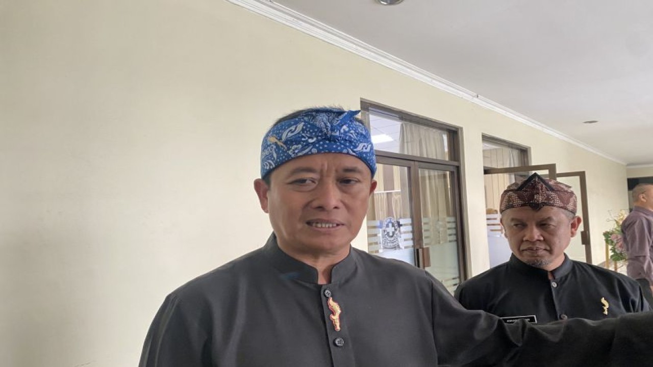 Arsip foto - Sekretaris Daerah Kota Bandung Ema Sumarna saat memberikan keterangan di Bandung, Jawa Barat, Kamis (12/10/2023). (ANTARA/Rubby Jovan)