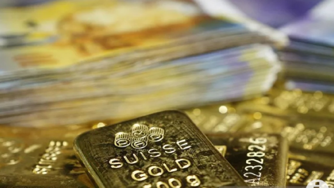 Arsip foto - Batangan emas terlihat dalam gambar ilustrasi yang diambil di GSA, Wina, 13 November 2014. (ANTARA/REUTERS/Leonhard Foeger/pri.)