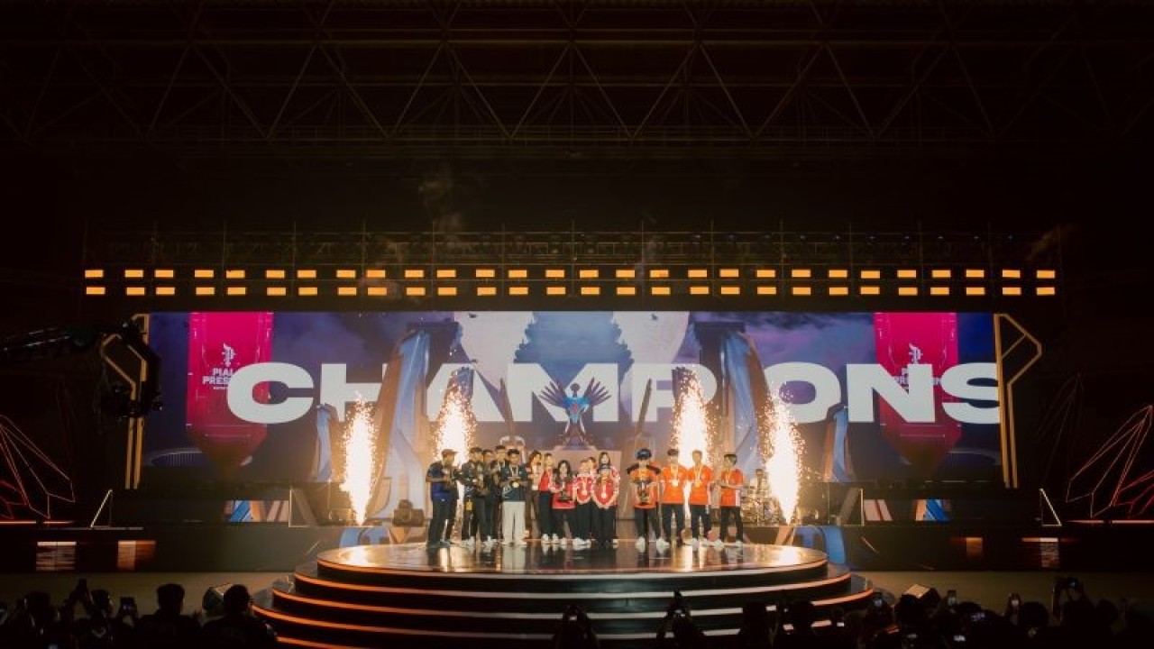 Aura Fire saat berada di podium Piala Presiden Esports 2023 yang berlangsung di Tennis Indoor Stadium Senayan, Jakarta, Minggu (22/10/2023). (ANTARA/HO-PB ESI)