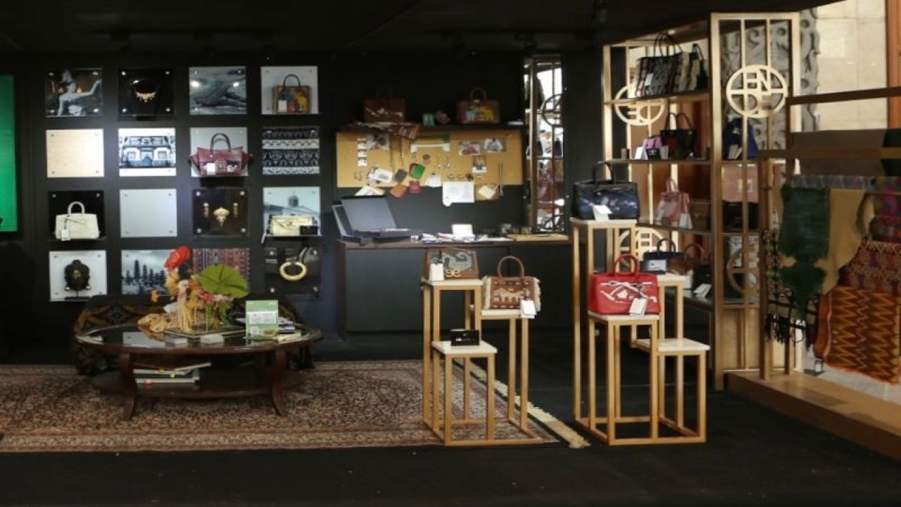 Ende, brand Indonesia yang memberi perhatian khusus pada kain khas Nusantara, berpartisipasi dalam pameran Inacraft pada 4-8 Oktober ini. Ende hadir dengan konsep yang menawarkan kustomisasi. (ANTARA/HO-Ende)
