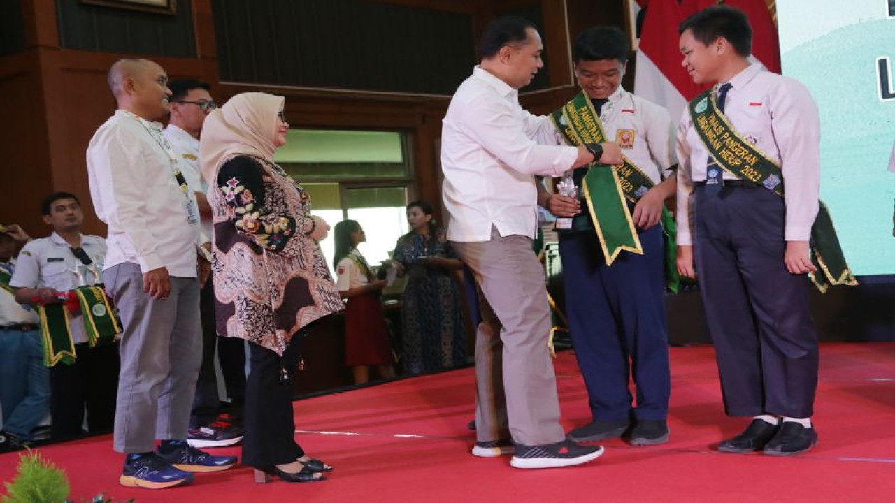 Wali Kota Surabaya Eri Cahyadi saat menyerahkan piagam penghargaan bagi pemenang pangeran dan putri lingkungan hidup Kota Surabaya 2023 di Graha Sawunggaling, Kota Surabaya, Rabu (11/10/2023). (ANTARA/HO-Diskominfo Surabaya)