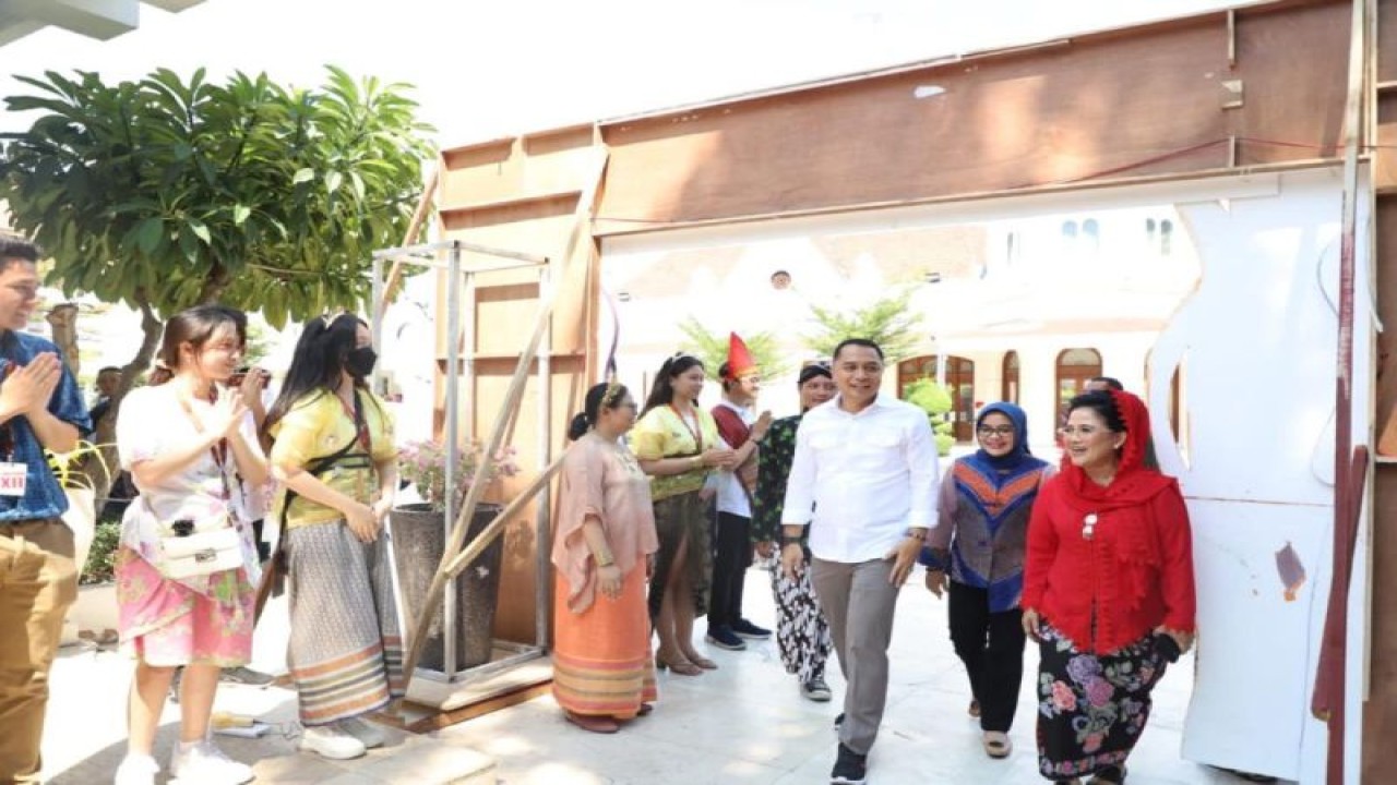 Wali Kota Surabaya Eri Cahyadi saat menghadiri Festival Budaya yang digelar dalam rangka merayakan Dies Natalis ke-60 SMAK St. Agnes di Gedung Merah Putih Komplek Balai Pemuda Surabaya, Jumat (20/10/2023). ANTARA/HO-Diskominfo Surabaya.