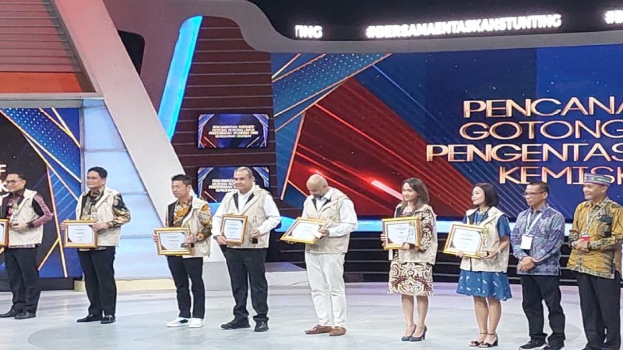 Wali Kota Surabaya Eri Cahyadi (dua dari kiri) saat menerima piagam apresiasi sebagai Akselerator Entaskan Stunting dan Kemiskinan Ekstrem dari salah satu media nasional di Jakarta, Kamis (26/10/2023).  (ANTARA/HO-Diskominfo Surabaya)