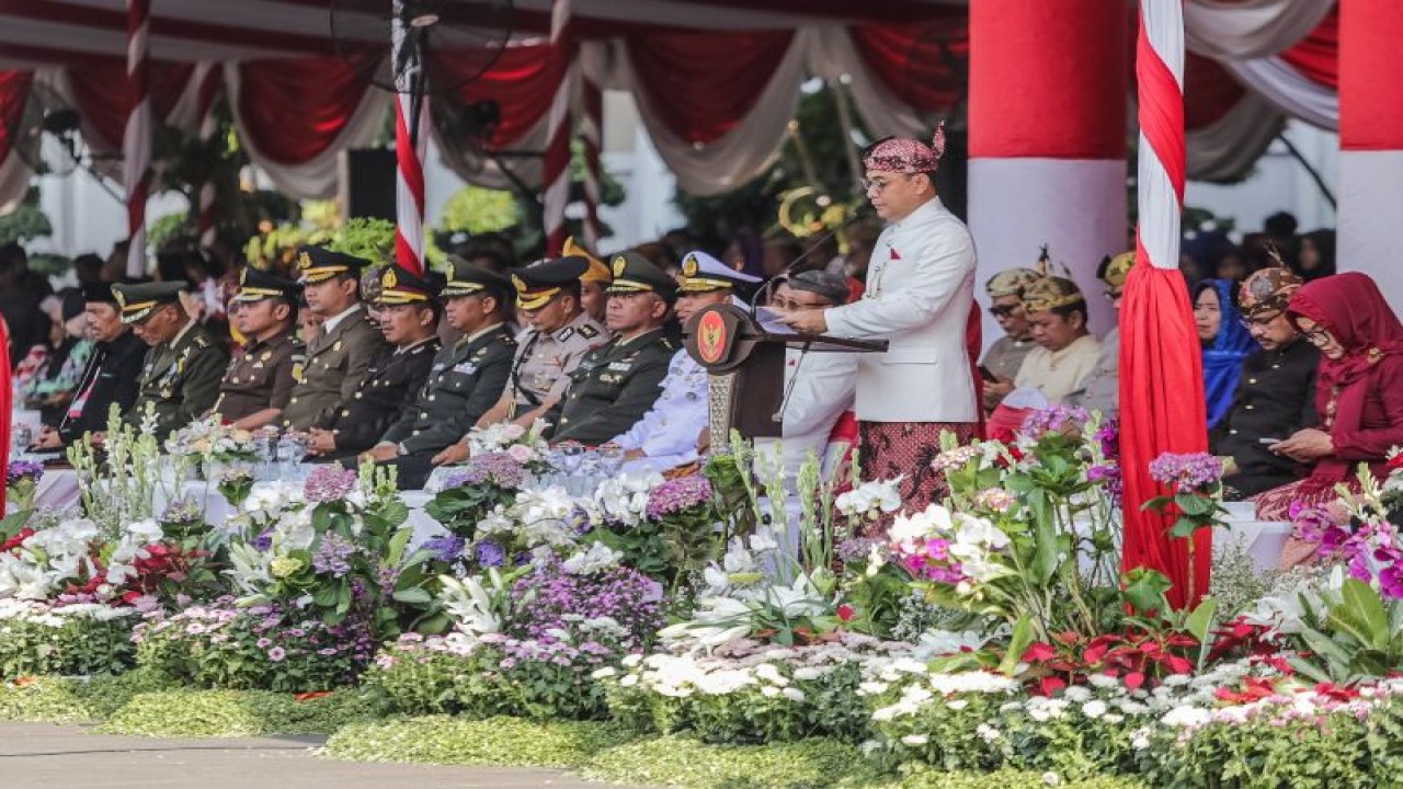 Wali Kota Surabaya Eri Cahyadi saat memimpin upacara Hari Sumpah Pemuda yang digelar di halaman Balai Kota Surabaya, Jawa Timur, Senin (30/10/2023). (ANTARA/HO-Diskominfo Surabaya)