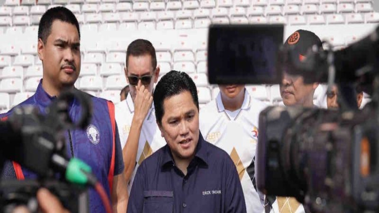 Ketua Umum Persatuan Sepak Bola Seluruh Indonesia (PSSI) Erick Thohir (tengah), Menteri Pemuda dan Olahraga (Menpora) Dito Ariotedjo (kiri), jumpa pers usai pembukaan acara Asiana Cup di Gelora Bung Karno, Jakarta, Kamis (26/10/2023). ANTARA/HO-PSSI