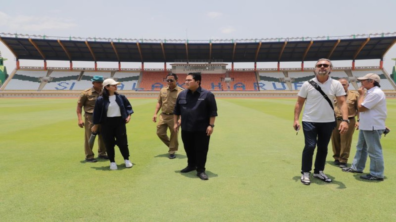 Ketua Umum Persatuan Sepak bola Seluruh Indonesia (PSSI) Erick Thohir saat meninjau kesiapan Piala Dunia U-17 di Stadion Si Jalak Harupat, Kabupaten Bandung, Jawa Barat, Senin (9/10/2023). ANTARA/HO-Pemkab Bandung .