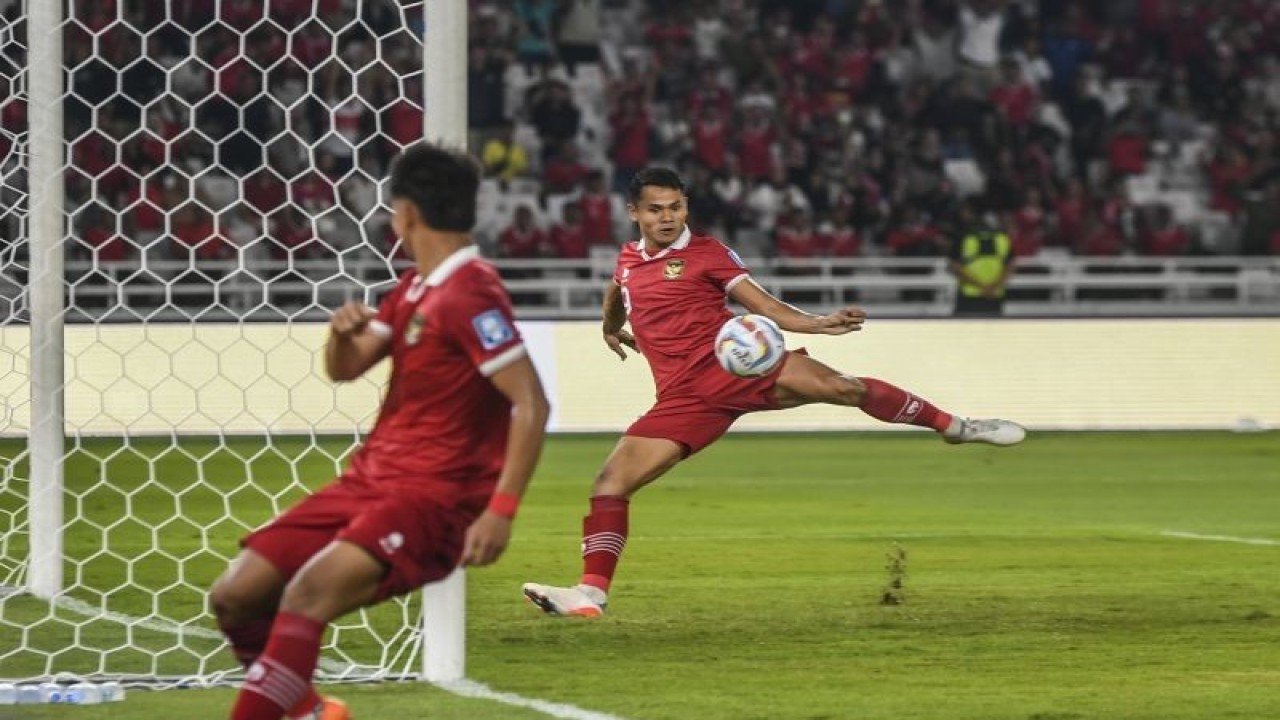 Pesepak bola timnas Indonesia Dimas Drajad (kanan) menendang bola ke gawang timnas Brunei Muhammad Hakeme (kiri) dalam pertandingan leg 1 kualifikasi Piala Dunia 2026 babak pertama zona Asia di Stadion Utama Gelora Bung Karno (GBK), Senayan, Jakarta, Kamis (12/10/2023). ANTARA FOTO/Galih Pradipta/YU
