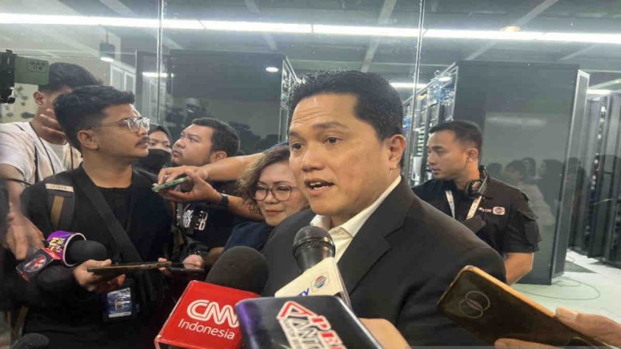 Arsip foto - Ketua Umum Persatuan Sepakbola Seluruh Indonesia (PSSI) Erick Thohir saat diwawancara terkait Piala Dunia U-17 di Jakarta, Selasa (3/10/2023). ANTARA/Harianto