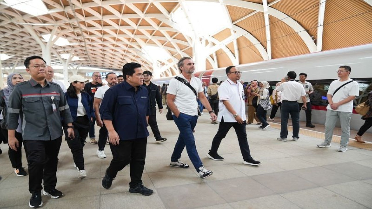 Erick Tohir mengajak FIFA Team Project Venue Management Christian Schmölzer dan Venue Manager FIFA Sunny Kohli menjajal Whoosh dari Stasiun Halim, Jakarta, ke Stasiun Tegalluar, Bandung. ANTARA/HO