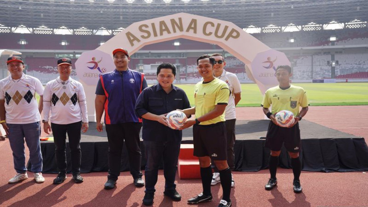 Ketum PSSI Erick Thohir ketika menghadiri pembukaan Asiana Cup 2023 di Stadion Utama Gelora Bung Karno (SUGBK), Jakarta, Kamis (26/10/2023). (ANTARA/HO/PSSI)