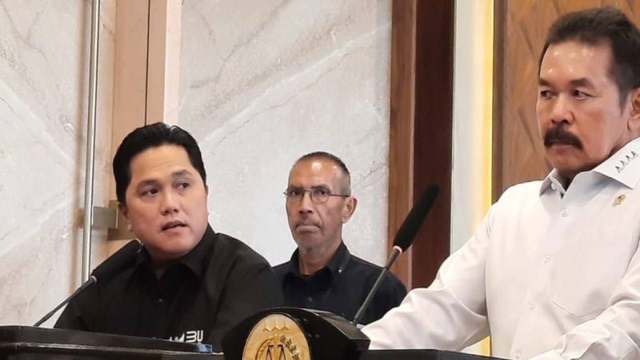 Menteri BUMN Erick Thohir memberikan keterangan pers terkait kasus dana pensiun BUMN di Kejaksaan Agung, Jakarta, Selasa (3/10/2023). (ANTARA/Laily Rahmawaty)