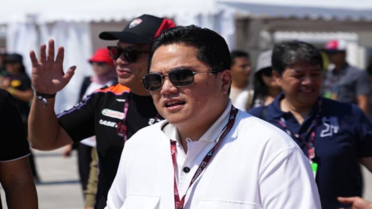 Menteri Badan Usaha Milik Negara (BUMN) Erick Thohir saat mengunjungi sirkuit MotoGP di Mandalika, Lombok, Nusa Tenggara Barat, Minggu (15/10/2023). ANTARA/HO-BUMN.
