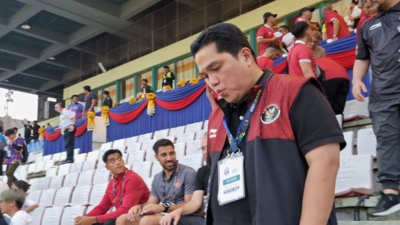 Ketua Umum PSSI Erick Thohir menuruni tangga untuk menemui suporter dan pemain timnas Indonesia usai menang lawan Vietnam di Olympic Stadium Phnom Penh, Kamboja, Sabtu (13/5/2023). ANTARA/Bayu Kuncahyo