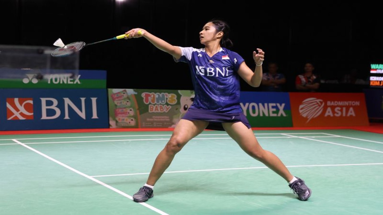 Ester Nurumi Tri Wardoyo menjadi satu-satunya pebulu tangkis tunggal putri Indonesia yang lolos dari babak perempat final Indonesia International Challenge 2023 di Surabaya, Jawa Timur, Jumat. (ANTARA/HO-PP PBSI)