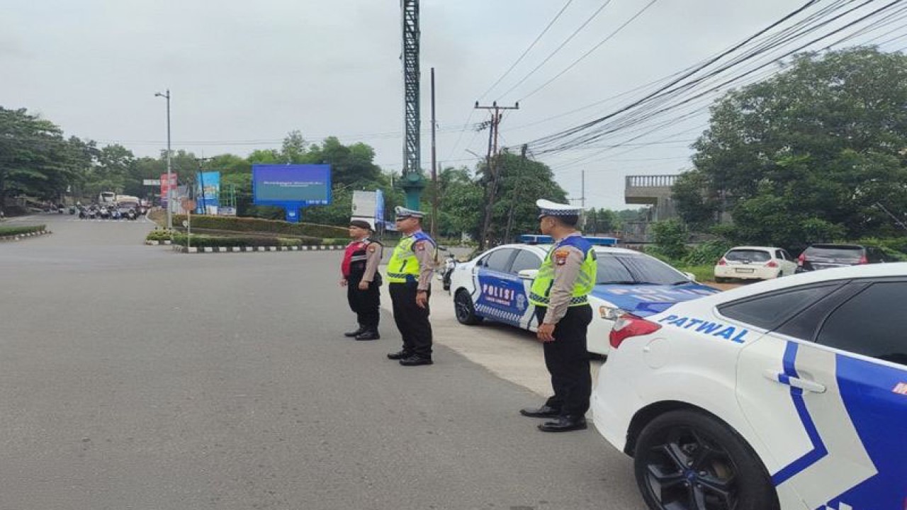 Polisi Lalu Lintas Polresta Barelang saat melakukan pengawasan lalu lintas jalan raya (ANTARA/Yude)