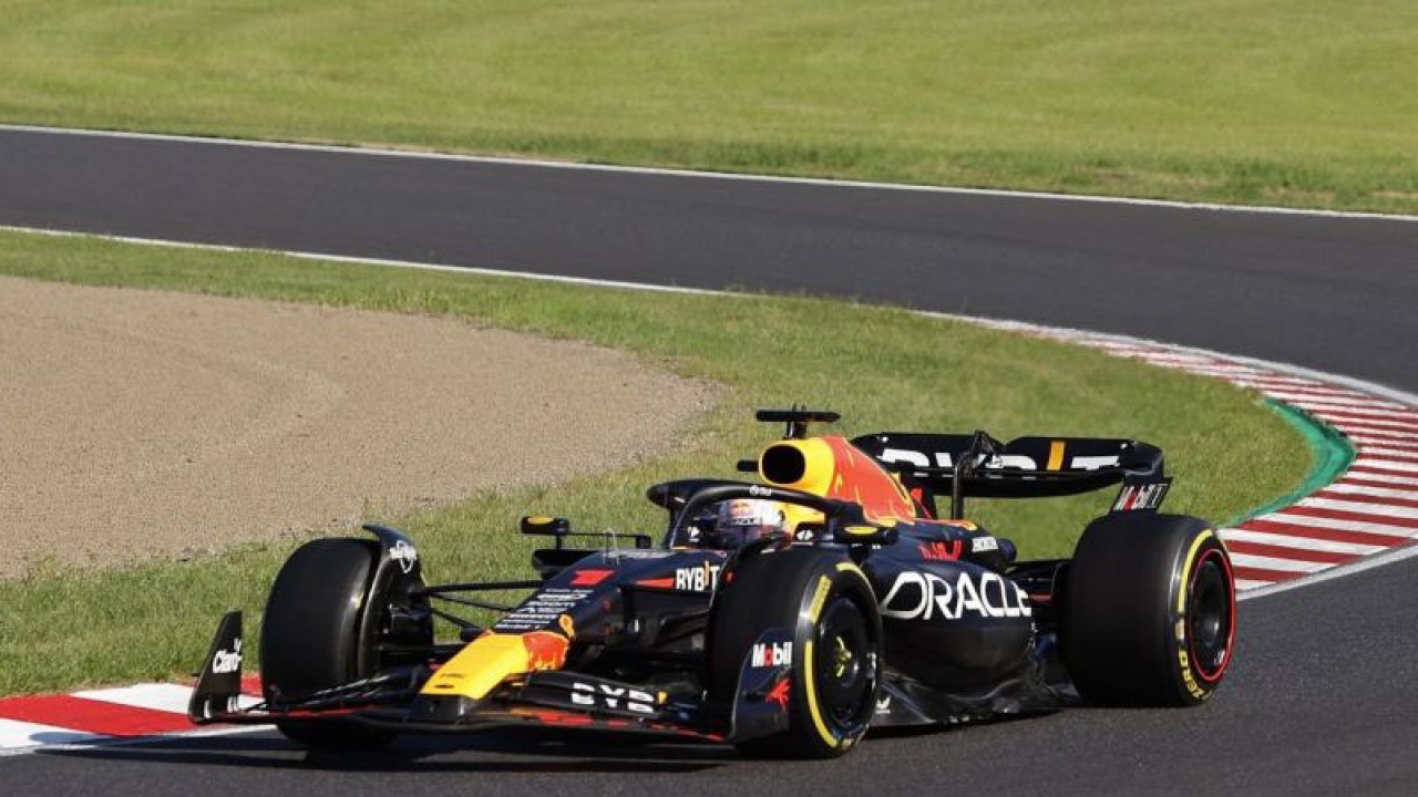 Pembalap Red Bull Max Verstappen memacu kecepatan mobilnya dalam balapan F1 GP Jepang di Suzuka Circuit, Suzuka, Jepang (24/9/2023). Max Verstappen berhasil menjadi juara diikuti peringkat kedua pembalap McLaren Lando Norris dan Oscar Piastri. ANTARA FOTO/REUTERS/Issei Kato/tom.
