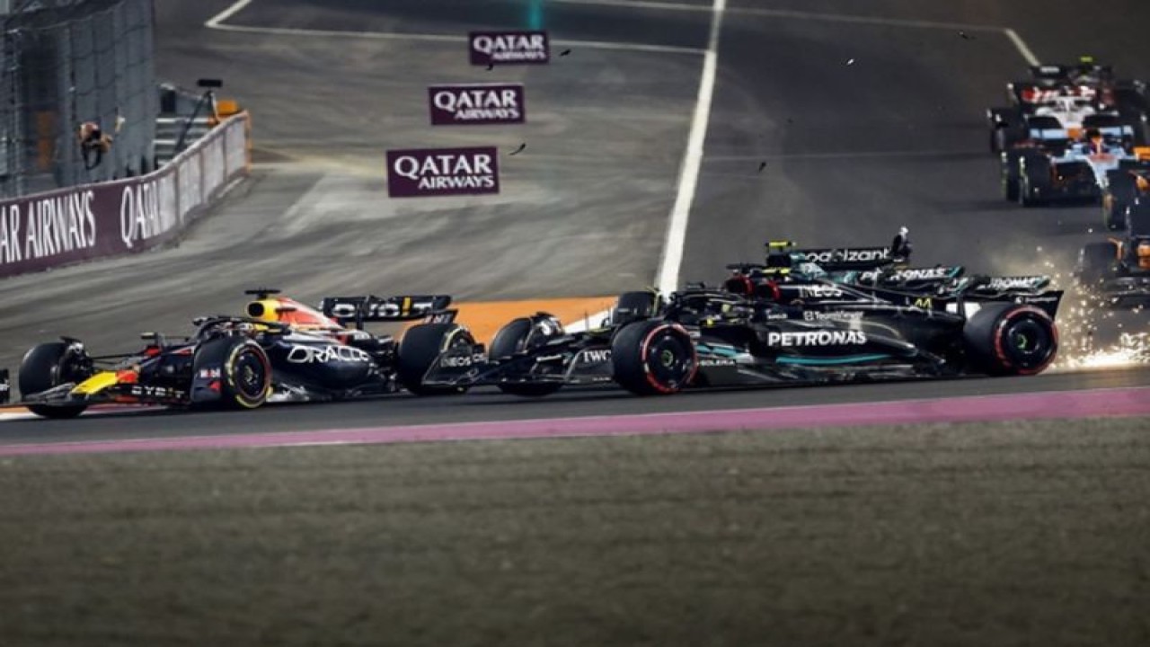 Insiden tabrakan Lewis Hamilton dan George Russell di Qatar (ANTARA/instagram/f1)