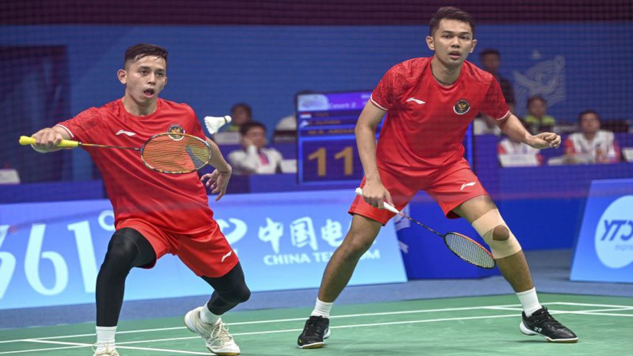 Ilustrasi - Pebulu tangkis ganda putra Indonesia Muhammad Rian Ardianto (kiri) dan Fajar Alfian (kanan) mengembalikan kok ke arah lawannya asal Korea Selatan Seo Seungjae dan Kang Minhyuk dalam babak perempat final beregu Asian Games 2022 di Binjiang Gymnasium, Hangzhou, China, Jumat (29/9/2023). ANTARA FOTO/M Risyal Hidayat/aww.