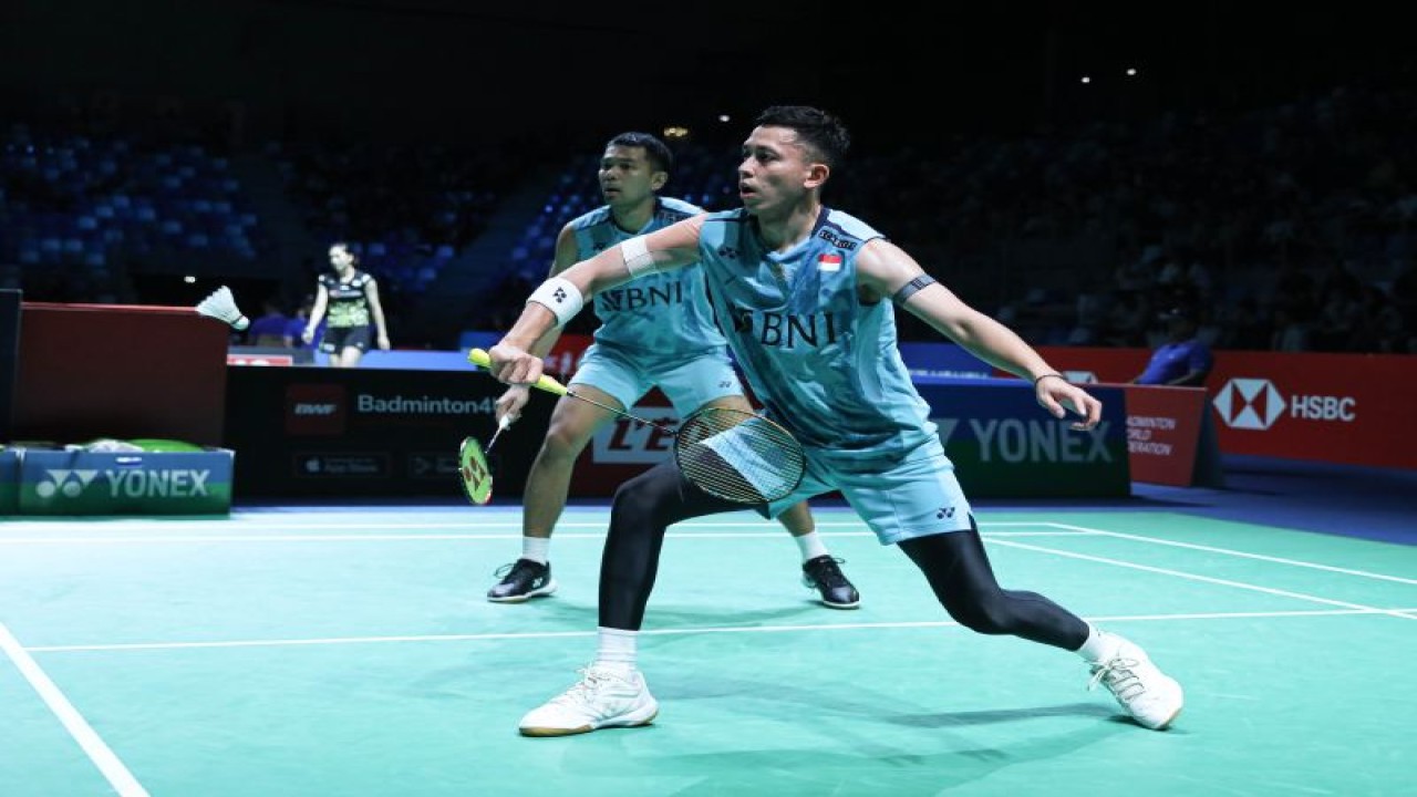 Ganda putra Indonesia Fajar Alfian/Muhammad Rian Ardianto mengalahkan pasangan Daniel Lundgaard/Mads Vestergaard (Denmark) dengan skor 21-12, 21-12 pada babak 16 besar French Open 2023 di Rennes, Prancis, Kamis. (ANTARA/HO-PP PBSI)
